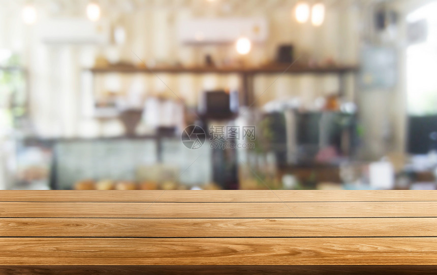 现代餐饮室或咖啡店的木制桌布其背景模糊产品展示型桌上空着复制间室内餐厅柜台设计概念图片