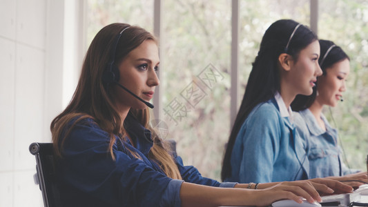 人们通过计算机服务大众图片