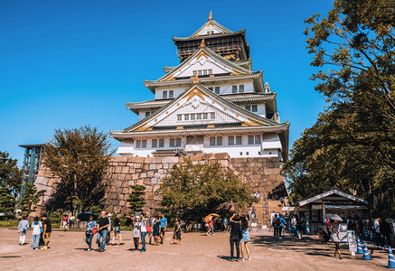 游客参观日本的意大利城堡图片