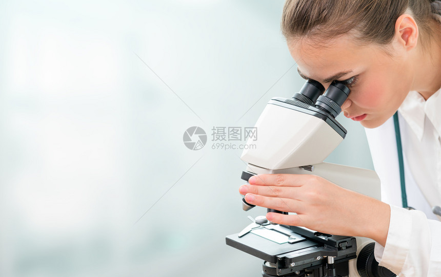 在实验室使用显微镜的科学家图片