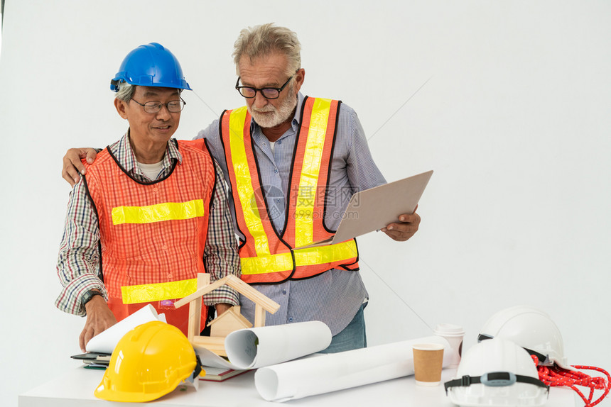 高级工程师和建筑负责计划房屋人员图片