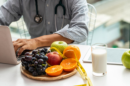 健康食品水果和牛奶饮食良图片