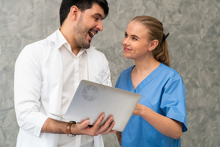 在医院办公室使计算机的医生和护士图片