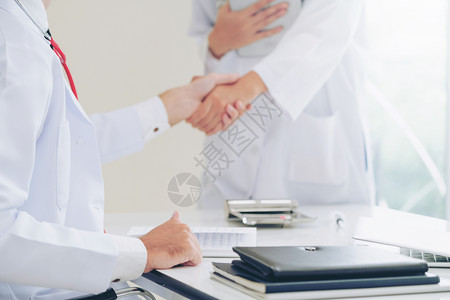 医院生与另一名保健人员握手图片