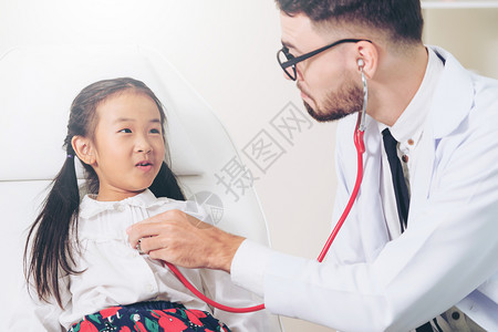 年轻男医生给小孩子检查不怕医生图片