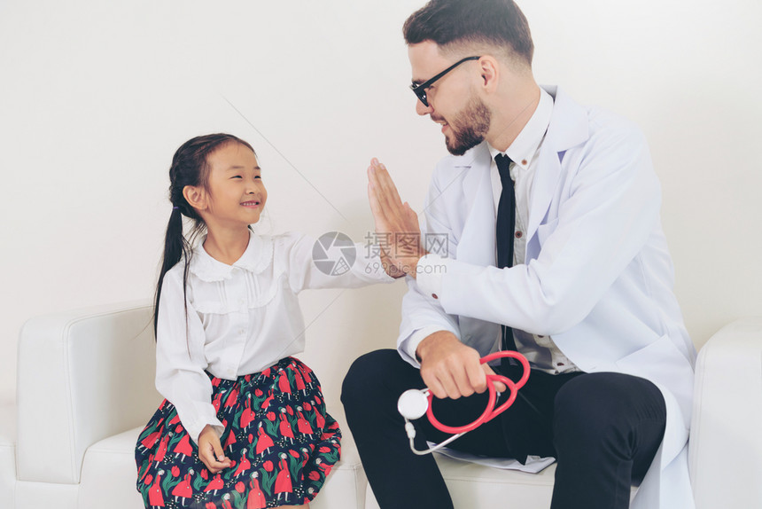 孩子在医院看病孩子很快乐不怕医生图片
