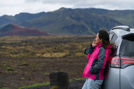 旅行者爱好者停车并享受美丽的山地风景图片