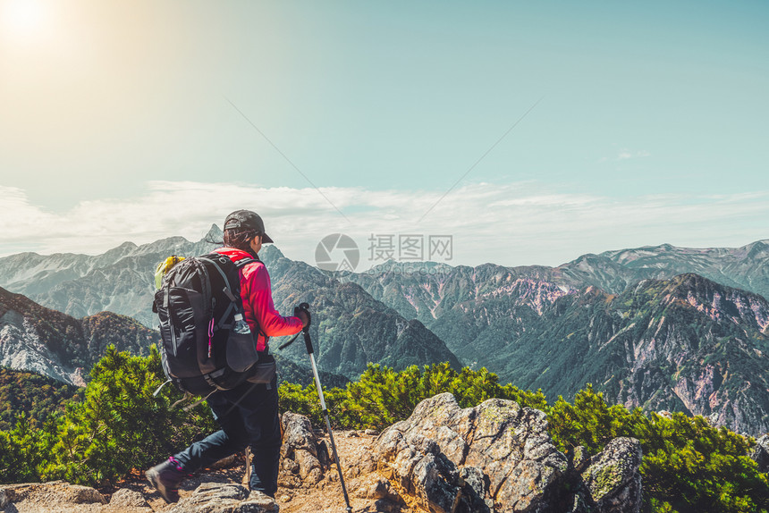 阿尔卑斯山的徒步旅行者图片