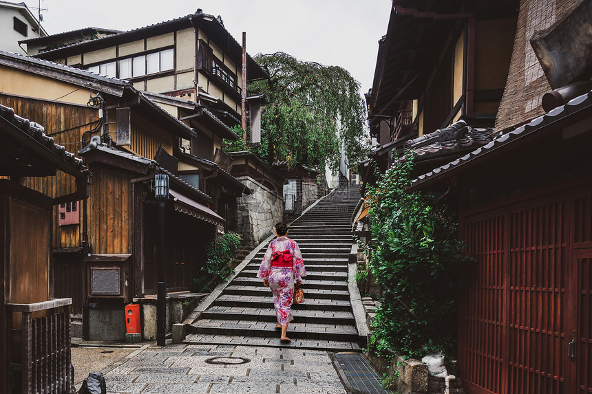 穿着传统日本和服的亚洲旅行者图片