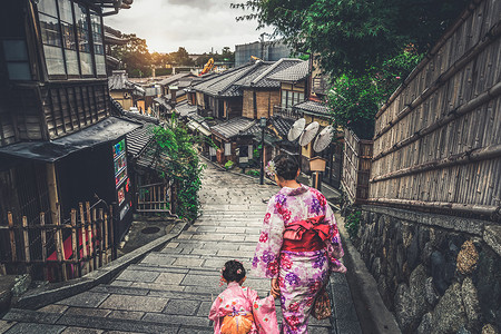 穿着传统日本和服的亚洲旅行者高清图片