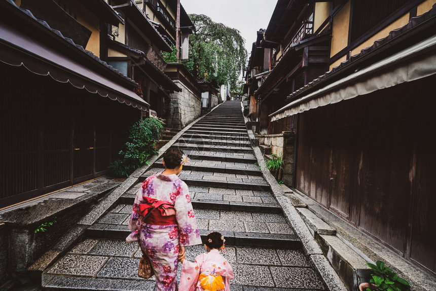 穿着传统日本和服的亚洲旅行者图片