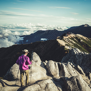 雅丽阿尔卑斯山上徒步的旅行者背景