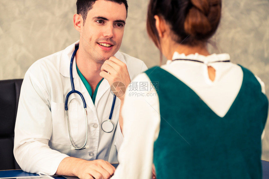 医生与病人交谈图片