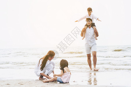 一家人海边游玩图片
