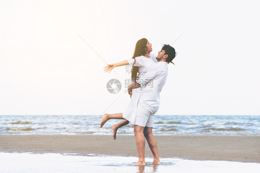 一对恋人在海边沙滩上拥抱图片