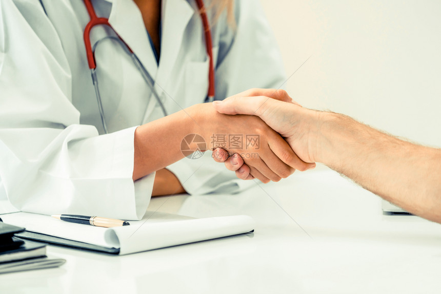 医生与病人握手
图片
