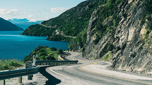 新西兰皇后镇南部岛屿的山崖和湖景公路图片