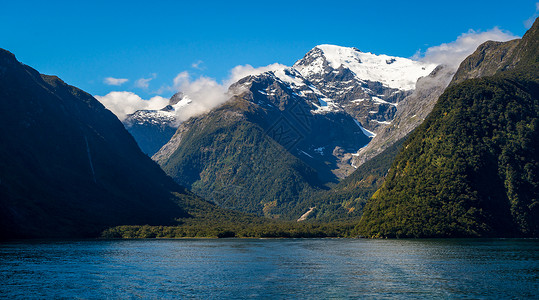 米尔福德峡湾新西兰菲奥兰公园南新西兰岛夏天的雪山湖泊背景