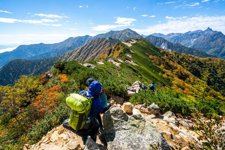 在北日本阿尔卑斯山的背包客图片