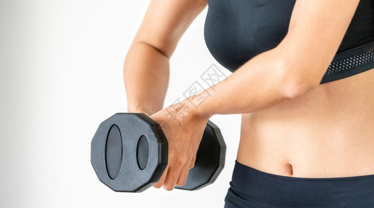 女子用哑铃锻炼手臂肌肉图片