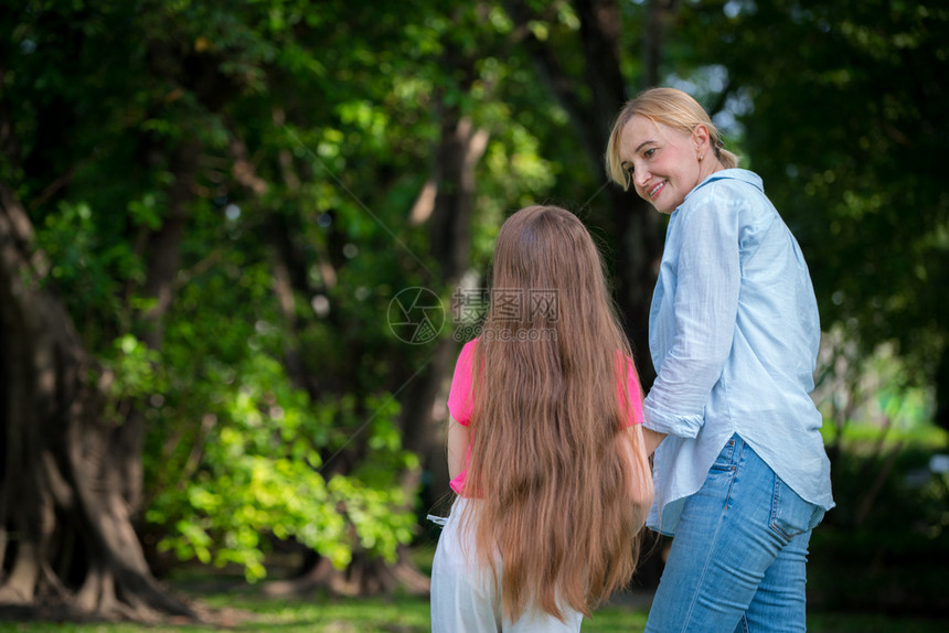 母亲和女儿共同公园游玩图片