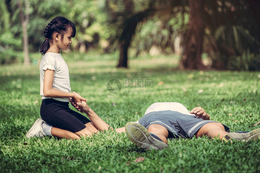 小女孩在公园给父亲按摩图片