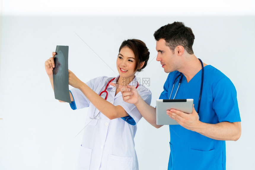 两名医生分析扫描片图片