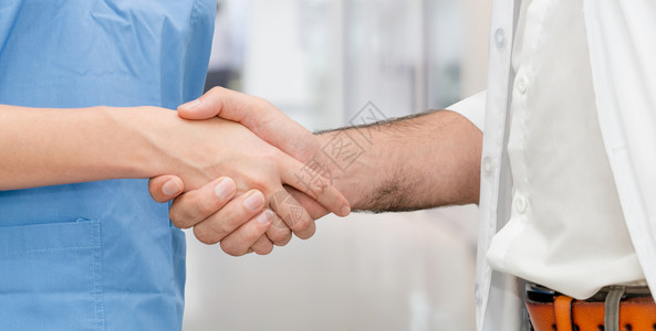 医院与另一名保健人员握手图片
