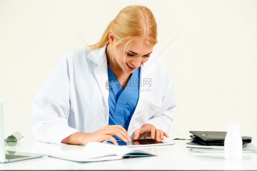 医生在写诊断报告图片