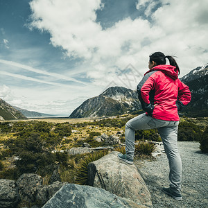 女旅行者登上新西兰最高山峰图片