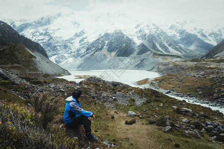 登上新西兰最高山峰的户外旅行者图片