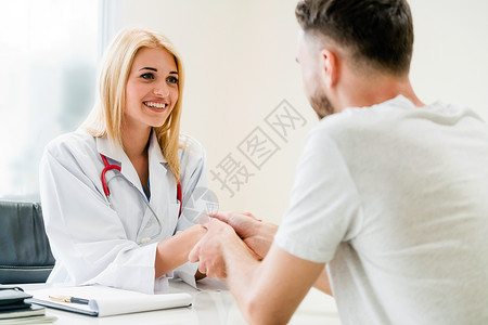 医生正在给病人握手图片