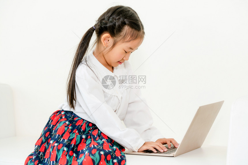童年的生活方式小孩子快乐的使用笔记本电脑图片