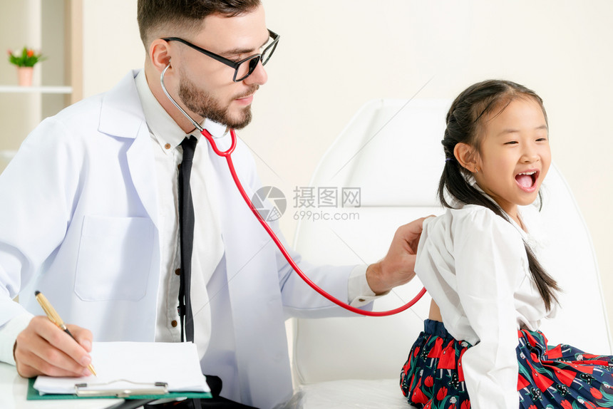 小孩与医生愉快的在一起做检查图片