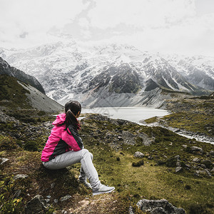 登上新西兰最高山峰的女旅行者图片