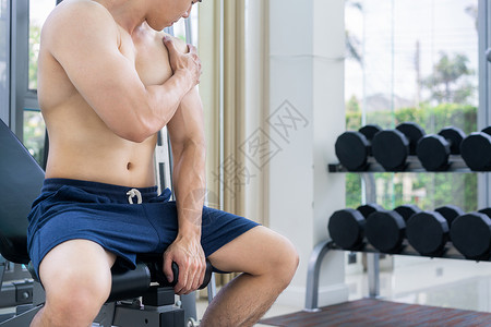 在健身房做康复训练的人背景图片