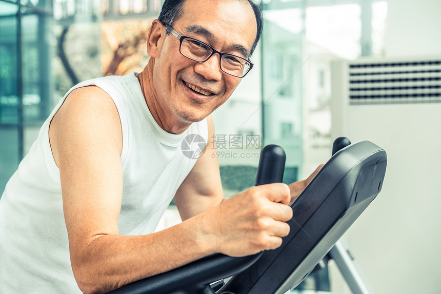 在健身房运动的老年男人图片