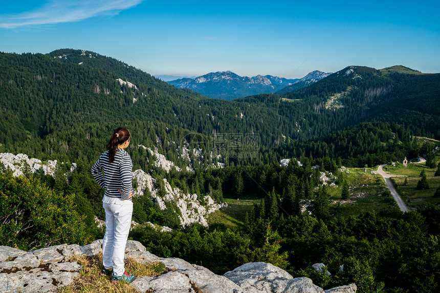 一个女人从croati穿过zvngor的山林站在山顶图片