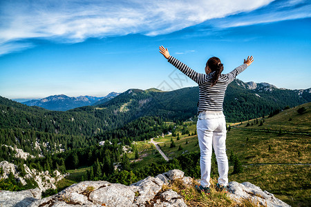 一个女人从croati穿过zvngor的山林站在山顶图片