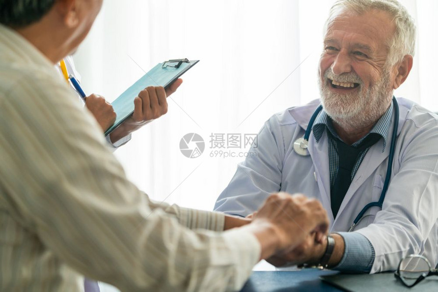 医生在病房检查老年病人的健康状况图片