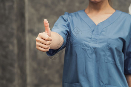 护士或医生竖大拇指图片