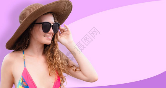 紫色背景下的戴墨镜与遮阳帽的美女图片