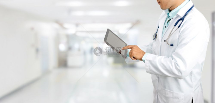 在医院使用平板电脑的男医生图片