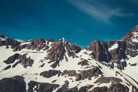 冬季雪山上举行滑雪运动
图片