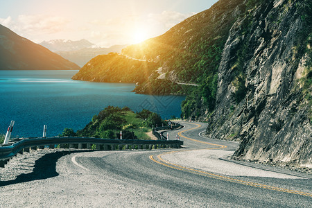 夏季新西兰南部的沿山崖和湖景图片