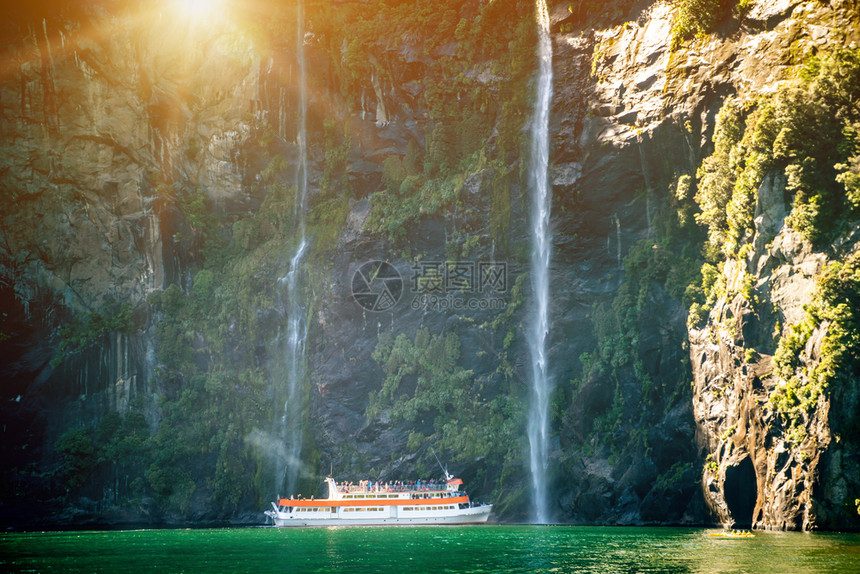 新西兰南部岛屿的菲奥德兰公园瀑布
图片