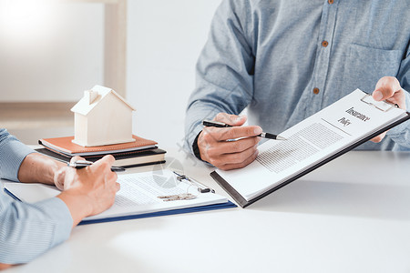 经纪人和投保人解释抵押贷款和住房保险协议高清图片素材