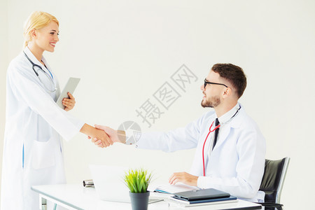 两名医生正在握手图片