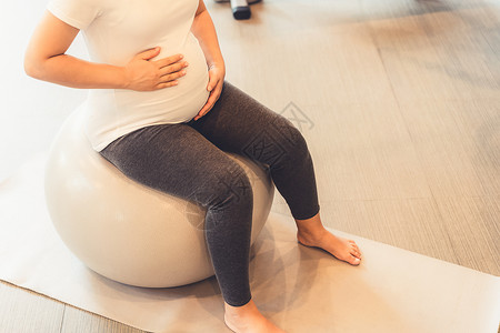 怀孕期间的孕妈妈做锻炼图片