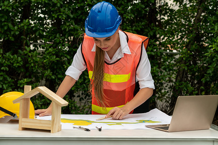 建筑工程师正在做房屋建筑图片